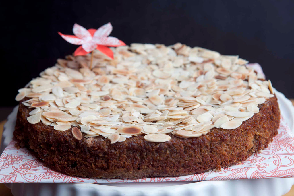Torta de dátiles, almendras y ralladura de limón